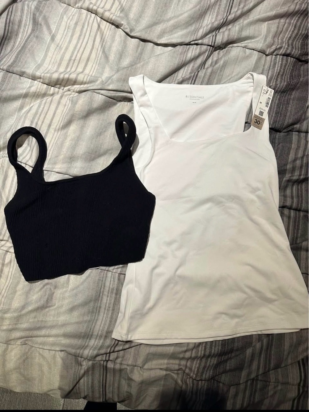 Camisole de sport blanche et camisole crop top noir